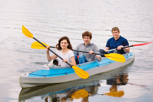 Felici migliori amici che si divertono in kayak