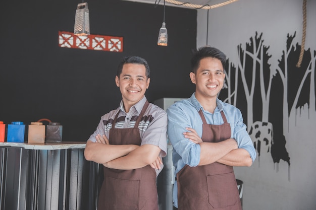 Felici proprietari di caffè