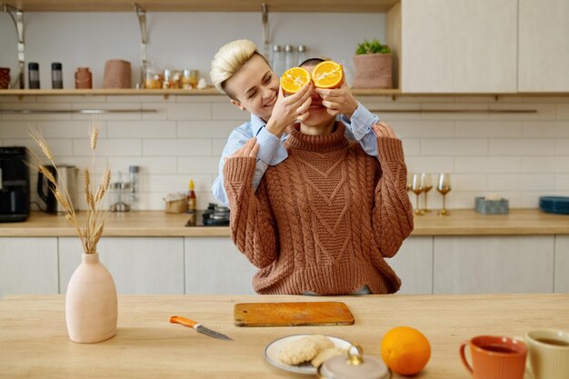 Felicissima coppia LGBTQ amanti delle donne che scherzano mentre preparano la cena