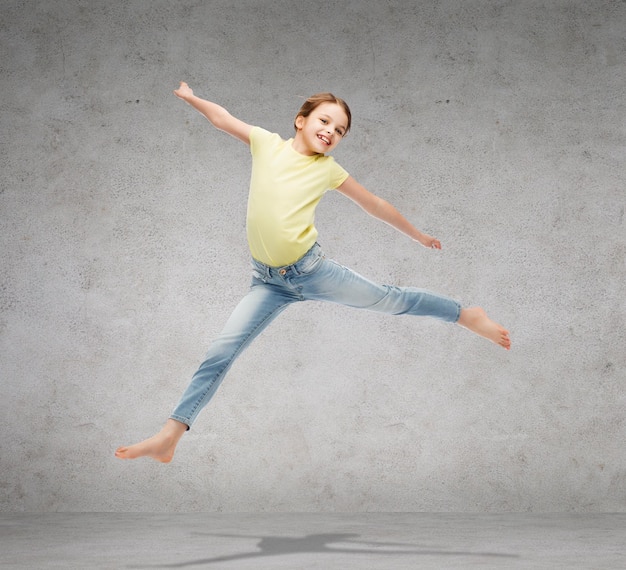 felicità, attività e concetto di bambino - bambina sorridente che salta