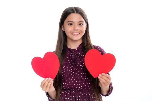 Felicità bambini e concetto di amore Romantica bella ragazza adolescente con cuore rosso giornata mondiale del cuore felice giorno di san valentino Ritratto di ragazza adolescente sorridente felice