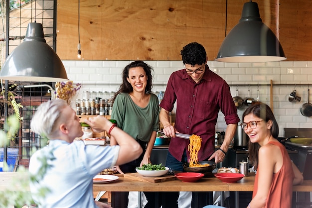 Felicità degli amici che gode del concetto di cibo di Dinning