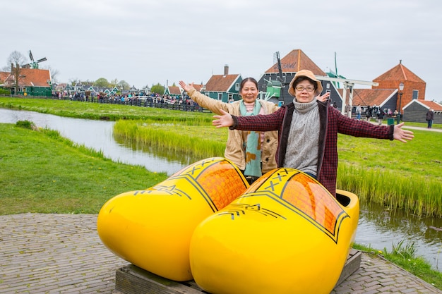 Felicità dei Trourist in vista delle riprese a Zaanse schans.