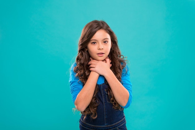 Felicità dell'infanzia Bambina felice Bellezza e moda Moda bambino Giornata internazionale dei bambini bambina bambina con capelli perfetti senso di libertà non può respirare l'influenza