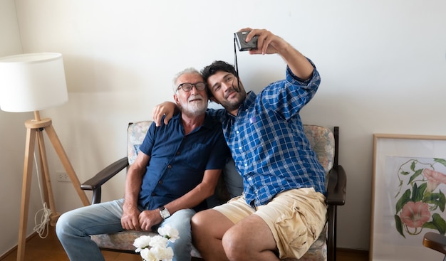 Felicità della diversità delle famiglie di razza mista