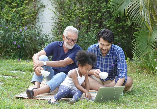 Felicità della diversità delle famiglie di razza mista