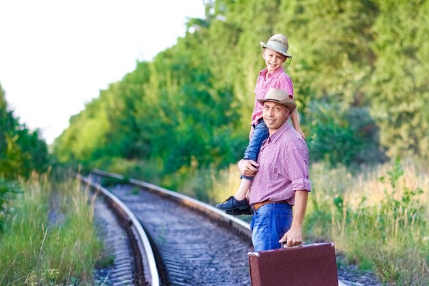 Felicità di concetto dei cowboy del figlio e del padre