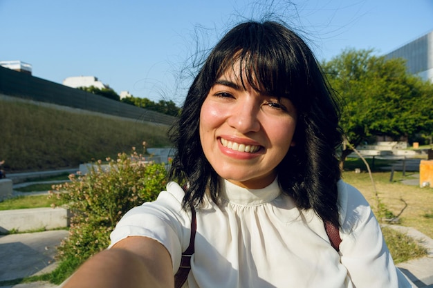 Felicità di iniziare le lezioni universitarie selfie ritratto di giovane donna latina sorridente