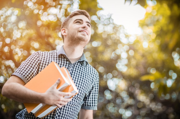 felicità di studente uomo bianco in giardino