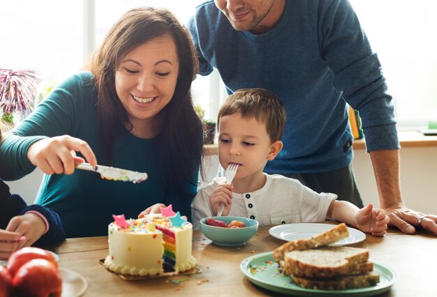 Felicità di unità del partito di compleanno di evento della famiglia