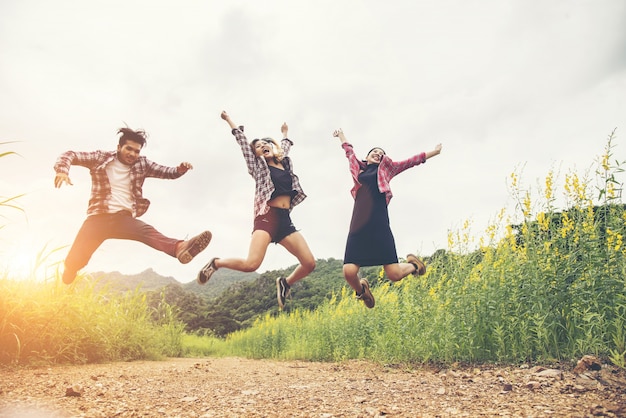 felicità divertimento estivo in montagna adolescente