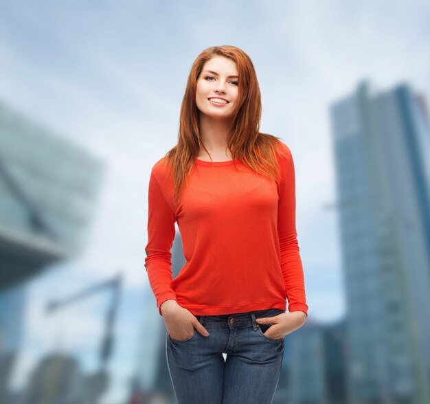 felicità e concetto di persone - adolescente sorridente in top casual e jeans all'aperto