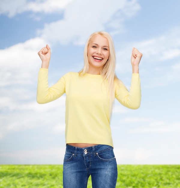 felicità e concetto di persone - ridendo giovane donna con le mani in alto