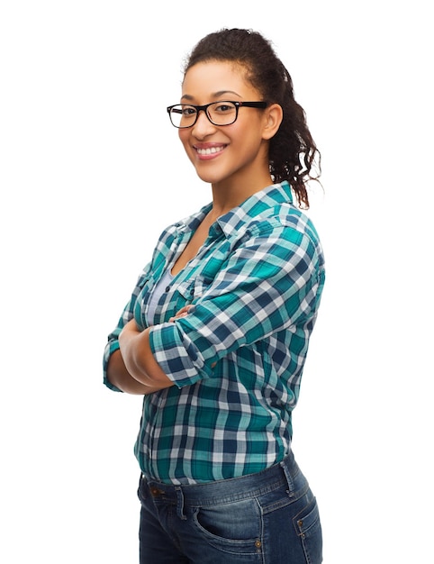 felicità e concetto di persone - sorridente giovane donna afroamericana in occhiali con le braccia incrociate