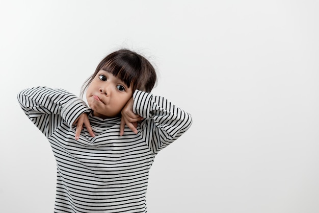 Felicità e sorriso della ragazza asiatica dei bambini