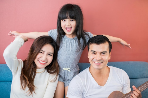 Felicità famiglia giovane donna con genitore giocare insieme con amore e gioiosa sul divano nel concetto di relazione casa soggiorno