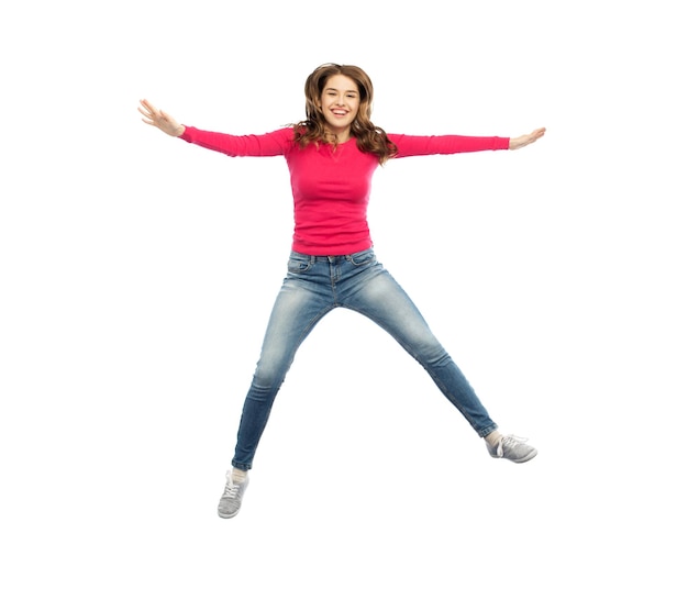 felicità, libertà, movimento e concetto di persone - giovane donna sorridente che salta in aria su sfondo bianco