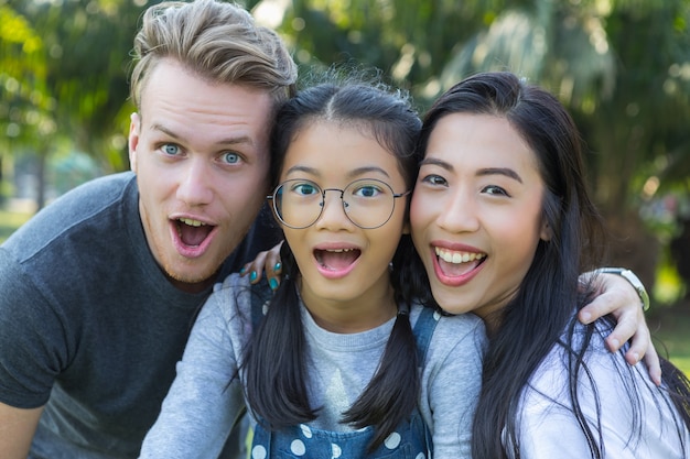 Felicità nella vita familiare, padre madre e figlia nel parco