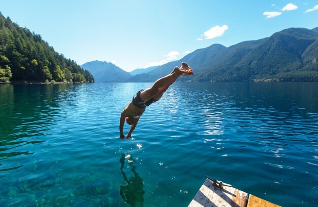 Felicità ragazza in salto