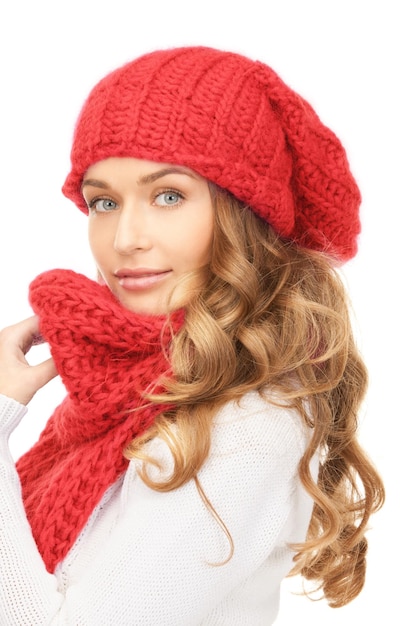 felicità, vacanze invernali, natale e concetto di persone - giovane donna sorridente in cappello rosso, sciarpa e guanti su sfondo bianco