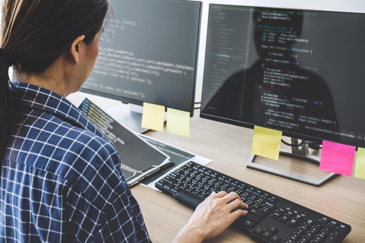 Photo female software developer working at desk in office