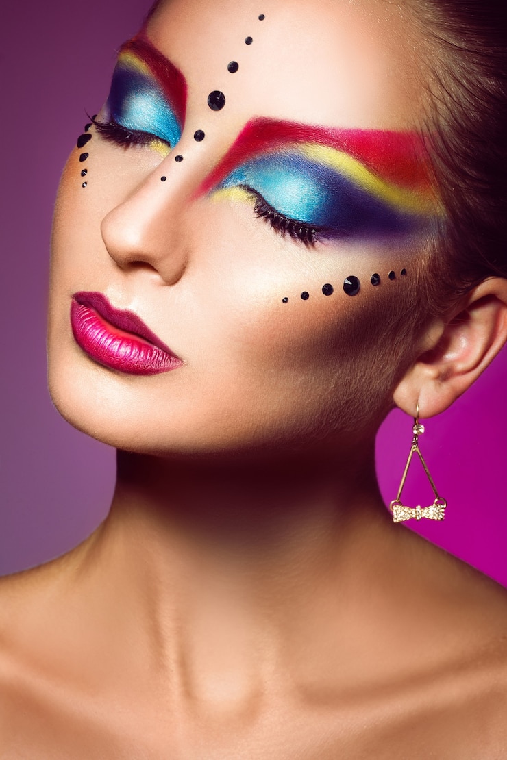 Foto femmina adulta sessuale con gli occhi chiusi e trucco multicolore