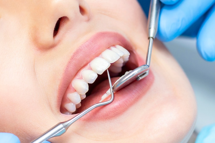 Femmina al dentista per l'esame dei denti