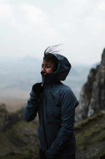 Femmina alpinista a Quiraing sull'Isola di Skye in Scozia