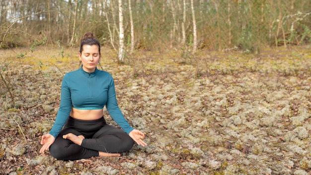 Femmina che fa esercizio di yoga in un parco all'aperto Stile di vita sano e concetto di sport