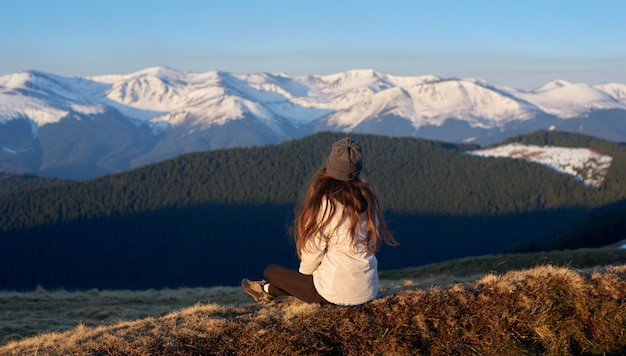 Femmina che gode del magnifico Mountain View