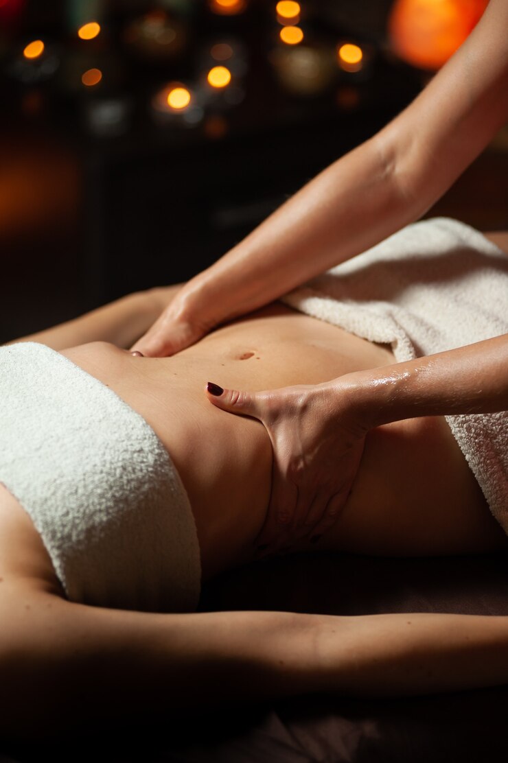 Foto femmina che gode rilassante massaggio alla schiena nel centro termale di cosmetologia.