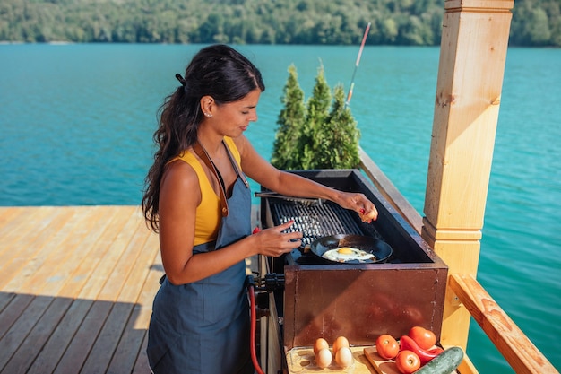 Femmina che prepara la colazione in un bellissimo ambiente