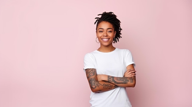 Femmina con braccia in tatuaggi dreadlocks che indossano tshirt bianche mockup su sfondo rosa Donne