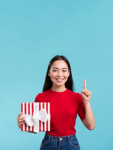 Femmina con fiocco regalo e copia-spazio