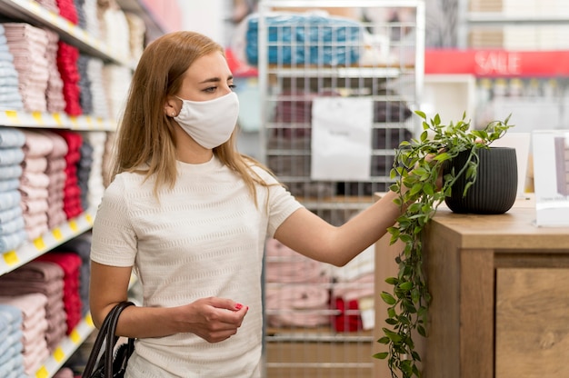 Femmina con maschera allo shopping