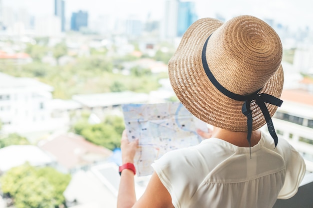 Femmina confusa con mappa di destinazione