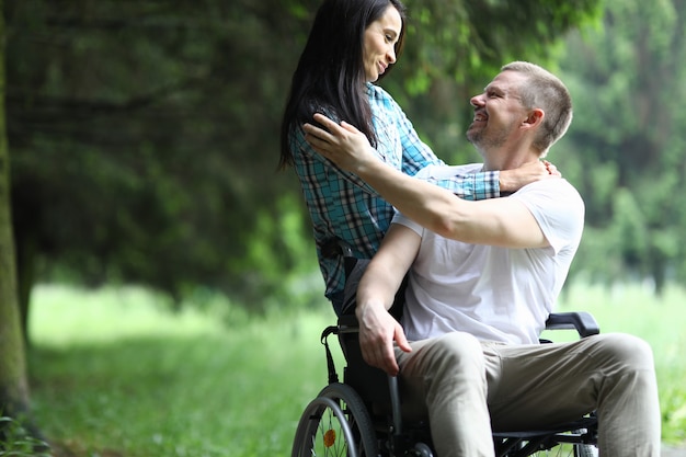 Femmina e maschio sorridenti all'aperto