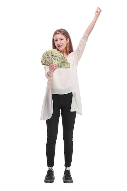 Femmina felice che tiene dollari USA e che gesturing felicità isolata su sfondo bianco