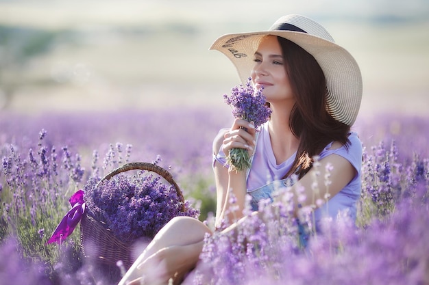 femmina in campo di lavanda