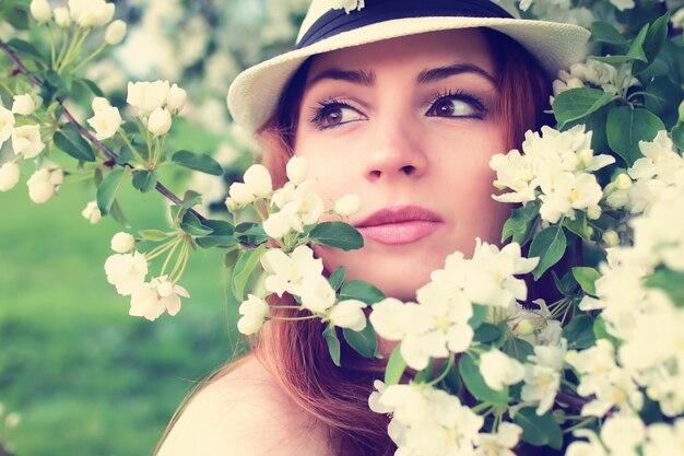 Femmina in fiore di melo