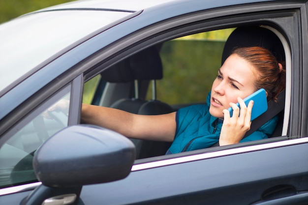 femmina parlando al telefono in macchina