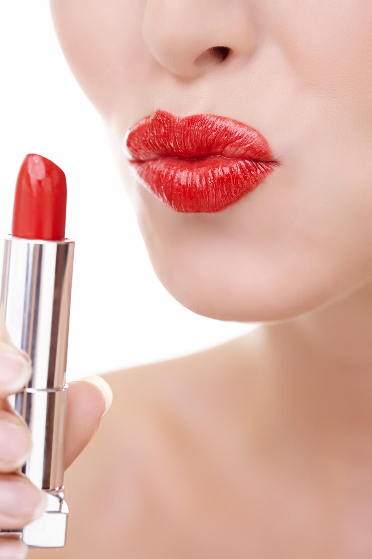 Foto femmina pout e bocca per rossetto rosso in studio trucco e cosmetici per la cura su sfondo bianco cura della pelle della persona femminile e bellezza del tubo d'argento e applicazione di lucentezza o trattamento della pelle