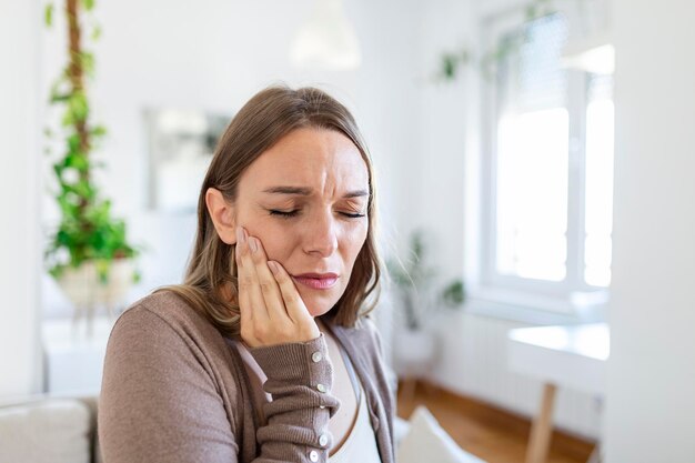 Femmina sensazione dolorosa mal di denti cure odontoiatriche e salute Concept