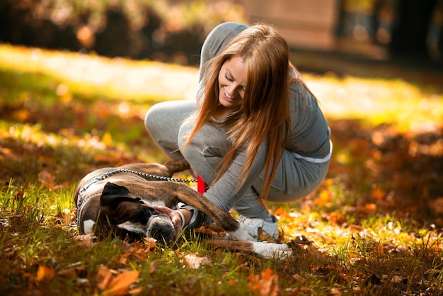 Femmina sorridente ed il suo cane