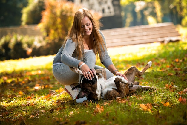 Femmina sorridente ed il suo cane