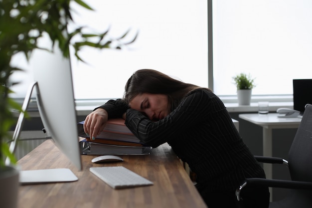 Femmina stanca in ufficio