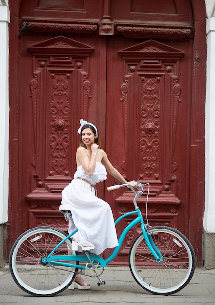 femmina sulla bici vintage blu