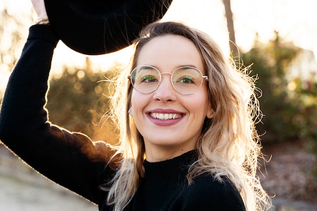 Femmina turistica felice all'aperto che fa un giro turistico in Francia.