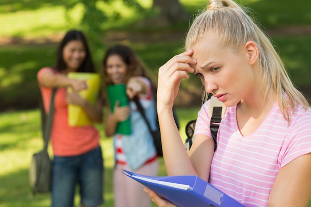 Femmina vittima di bullismo da parte di un gruppo di studenti