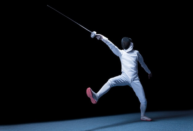 Fencer avanza con una spada in mano